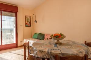 a room with a table with a bowl of fruit on it at Appartamento C - Le Terrazze in Ribera +14 photos