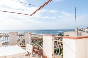 a balcony with a view of the ocean at Appartamento C - Le Terrazze in Ribera