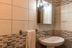 a bathroom with a sink and a mirror at Appartamento C - Le Terrazze in Ribera