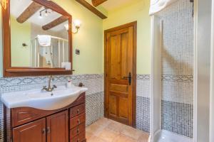 a bathroom with a sink and a shower at Casa Pirinea in Belsierre