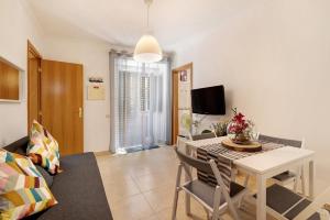 a living room with a table and a dining room at Casa Canopa in Setúbal