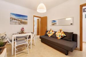 a living room with a couch and a table at Casa Canopa in Setúbal