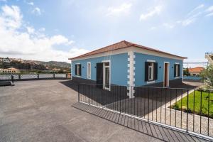 a rendering of a small blue house at Solar do Ilheuzinho in Câmara de Lobos