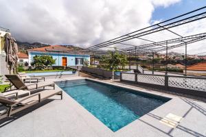 a swimming pool on the roof of a house at Solar do Ilheuzinho in Câmara de Lobos