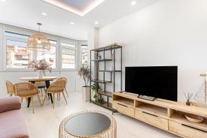 a living room with a television and a table at Plazamar 044 in Torre del Mar