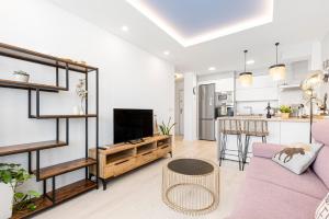 a living room with a purple couch and a kitchen at Plazamar 044 in Torre del Mar