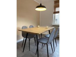 a dining room with a wooden table and chairs at Ferienwohnung Die Raspel in Melsungen