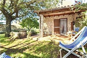 a yard with a chair and a cabin at Roccia in Pitigliano +18 photos