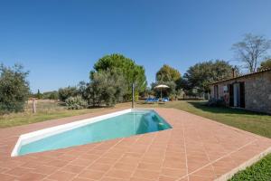 a swimming pool in the middle of a brick patio at Roccia in Pitigliano