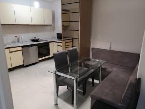a small kitchen with a glass table and chairs at Ferienwohnung In Krumbach in Krumbach