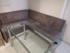 a brown bench sitting in a corner of a room at Ferienwohnung In Krumbach in Krumbach