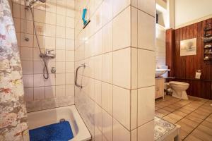Baðherbergi á Romantisches Ferienhaus +17 myndir