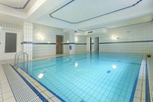 a large swimming pool with blue tiles on the floor at Ferienidyll Zwiesel in Zwiesel