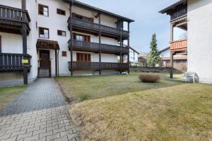 an apartment building with a lawn in front of it at Ferienidyll Zwiesel in Zwiesel