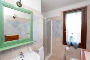 a bathroom with a sink and a mirror at Appartamento Melissa a Orosei in Orosei