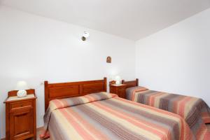 two beds sitting next to each other in a bedroom at Appartamento Melissa a Orosei in Orosei