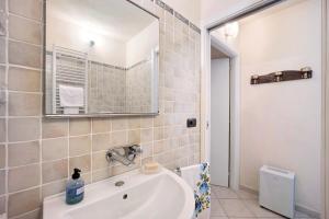 ein Badezimmer mit Waschbecken und Spiegel in der Unterkunft Casa dei Tigli in Ormea + 21 Fotos