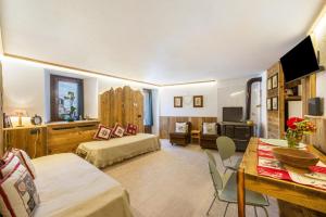 a hotel room with two beds and a living room at Il Nido di Letizia in Châtillon