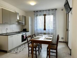 a kitchen with a table and chairs in a room at a due passi da Conegliano in Capo di Sotto
