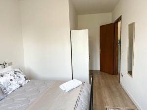a small bedroom with a bed and a closet at a due passi da Conegliano in Capo di Sotto