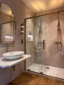 ein Badezimmer mit Waschbecken und Dusche in der Unterkunft The Ormond At Tetbury in Tetbury