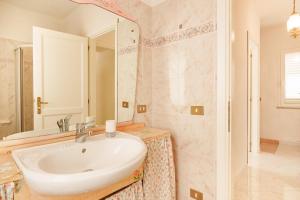 a bathroom with a sink and a mirror at Villa Alfredo Golfo Aranci in Golfo Aranci +19 photos