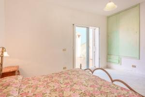 a bedroom with a bed and a large window at Villa Alfredo Golfo Aranci in Golfo Aranci