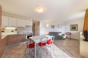 a kitchen and living room with a table and chairs at Apartment Litegosa - Casa Alma in Tesero