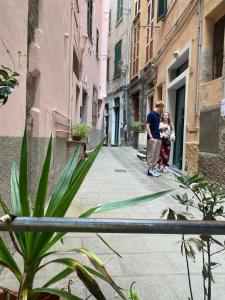 a man and a woman standing on a street at A Vernazza La Conchiglia Doro in Vernazza