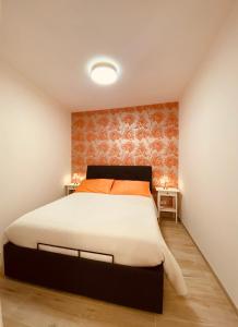 a bedroom with a large bed with orange walls at A Vernazza La Conchiglia Doro in Vernazza