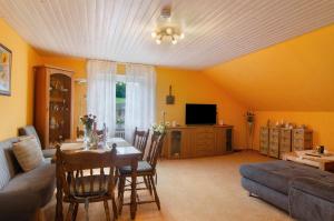 a living room with a table and a couch at Ferienwohnung Hofer in Kalkofen