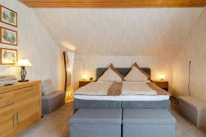 a bedroom with a bed and a wooden ceiling at Ferienwohnung Hofer in Kalkofen