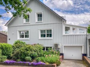 a white house with a garage at Ferienwohnung 1 Soltau in Soltau