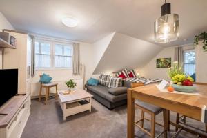 a living room with a couch and a table at Ferienwohnung 1 Soltau in Soltau