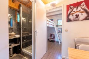 a bathroom with a wolf picture on the wall at Appartement Les Cezares in Les Allues +16 photos