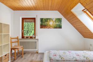 a bedroom with a bed and a window at Ferienwohnung Ringwald in Niederbach