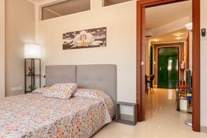 ein Schlafzimmer mit einem Bett und einer Blume an der Wand in der Unterkunft Valle Benedetta in Stagno