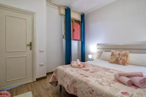 a bedroom with a bed with pink towels on it at Endless Summer Apartment in Isola Rossa