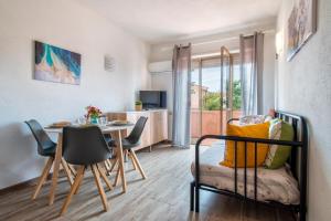 a living room with a table and a dining room at Endless Summer Apartment in Isola Rossa