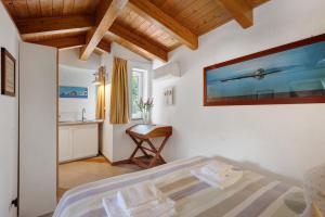 a bedroom with a bed and a desk in a room at Appartamenti in Agriturismo in Fisciano