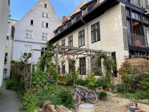 a bike parked in front of a building at Ferienwohnung Truding in Stralsund