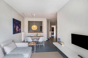 a living room with a couch and a tv at Ferienwohnung Zwei in Saal