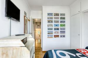 a living room with a tv and a white wall at Set Cases in L'Escala