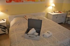 a room with a bed with a tv on it at Ferienwohnung Harz Idylle in Güntersberge