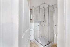 a bathroom with a shower with a glass door at Vogelsberger Bett 5 die 1 in Alsfeld