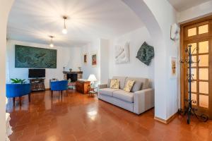 a living room with a couch and a tv at Casa Spazio Zero in Cantagrillo