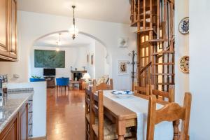 a kitchen and dining room with a table and chairs at Casa Spazio Zero in Cantagrillo