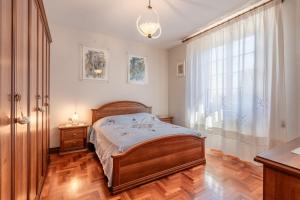 a bedroom with a bed and a large window at Casa Spazio Zero in Cantagrillo