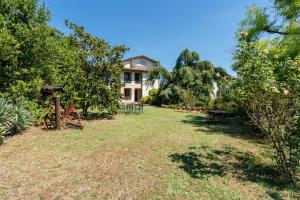 a large yard with a building in the background at Casa Spazio Zero in Cantagrillo