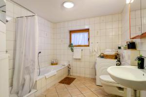 ein Badezimmer mit Badewanne, Toilette und Waschbecken in der Unterkunft Donauliebe in Sigmaringen + 22 Fotos